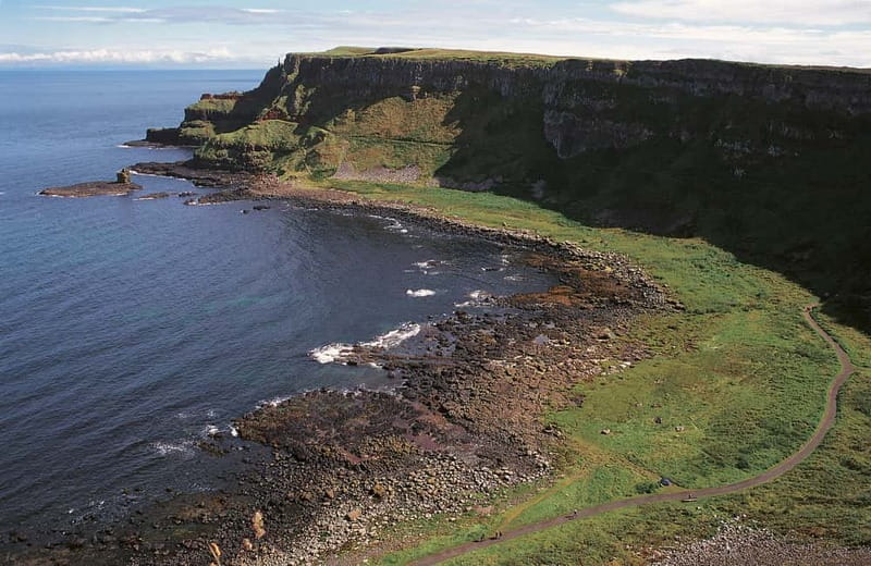 Belfast Giant's Causeway and Titanic Distillery Whiskey Tour - Meeting point, pickup timing, and how to not miss the bus