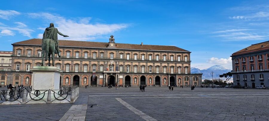 Bourbon Naples: Exclusive guide and Royal Palace pass - Meeting at Neptune Fountain and getting your bearings fast