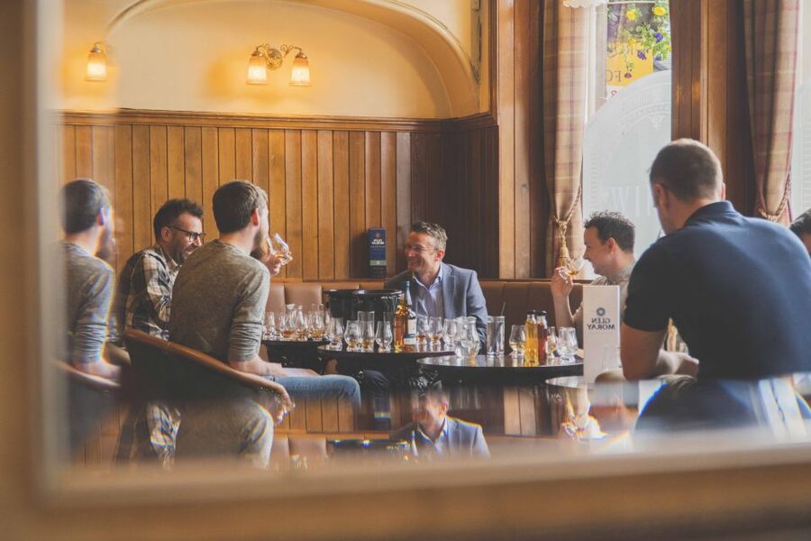 Edinburgh: Guided Whisky Tasting & Walking Tour - Your whisky lineup: blends, single malts, and whisky cocktails