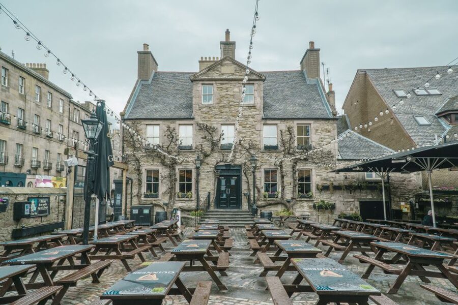 Edinburgh: Guided Whisky Tasting & Walking Tour - Who should book this Edinburgh whisky walk