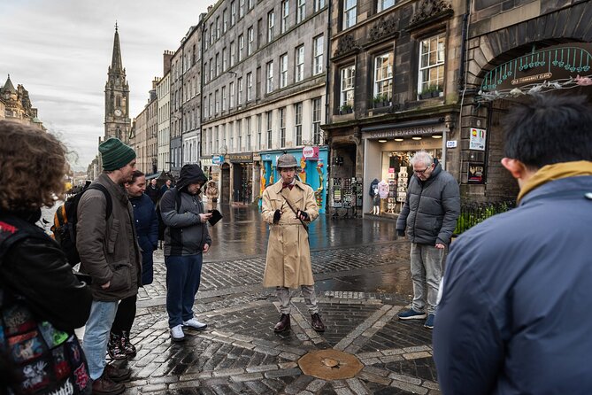 Edinburgh Historical Gems Tour with Whisky & Local Flavours - Stop 3: Canongate’s closes and the corners people miss