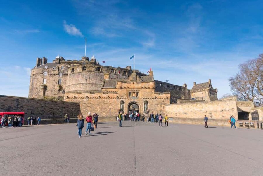 Edinburgh: Old Town guided walk with a free whisky included - Edinburgh Castle: your quick orientation and the hilltop payoff