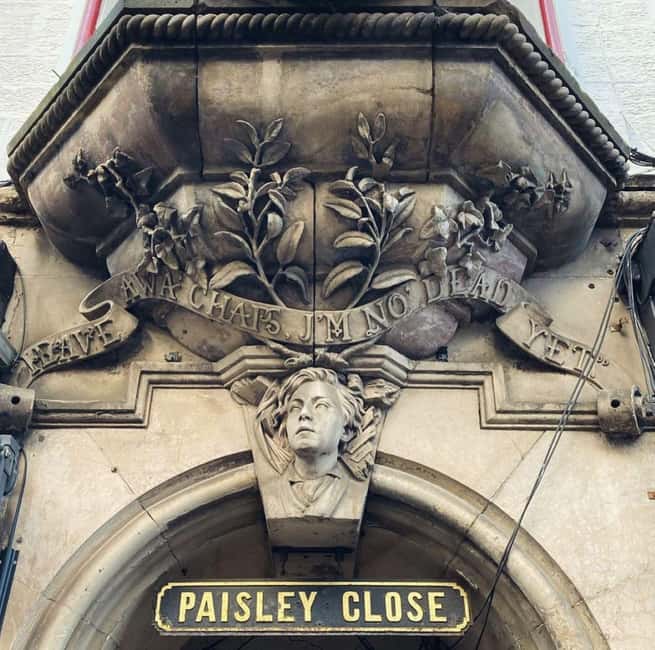 Edinburgh: Old Town guided walk with a free whisky included - Edinburgh City Chambers: a civic stop that explains power