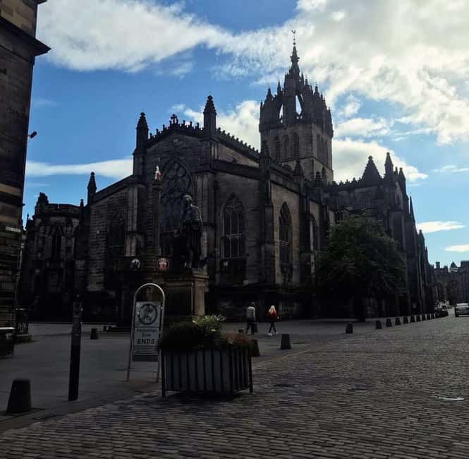 Edinburgh: Old Town guided walk with a free whisky included - Finishing at Greyfriars Kirkyard Cemetery: a quiet close with staying power