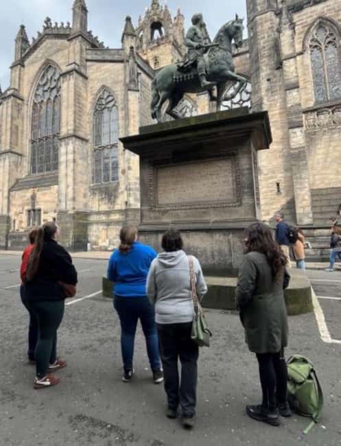 Edinburgh: Old Town guided walk with a free whisky included - Meeting at Castle Rock Cafe and lining up by Edinburgh Castle