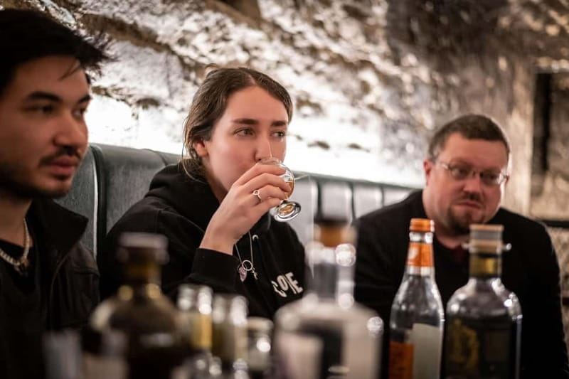 Edinburgh: The Lost Close Underground Scotch Whisky Tasting - Finding The Lost Close: From Royal Mile to the Underground Rooms