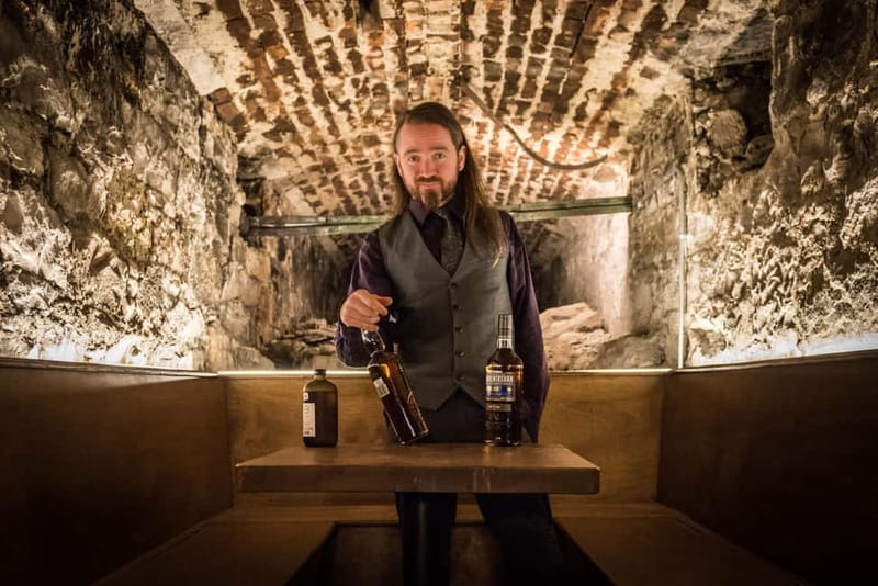 Edinburgh: The Lost Close Underground Scotch Whisky Tasting - The Guide’s Role: Stories, Humor, and Real Conversation