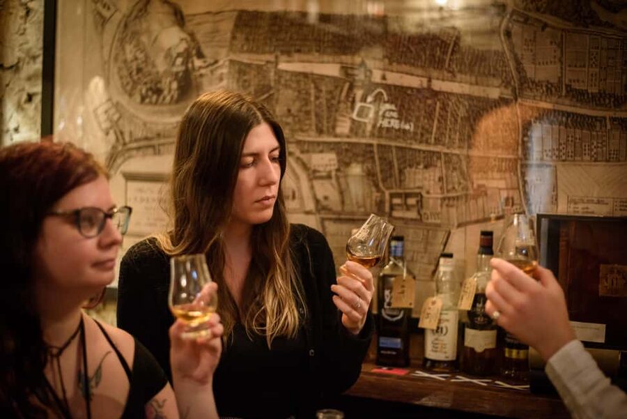 Edinburgh: Underground Vaults Tour with Whisky or Gin - Key highlights worth planning around