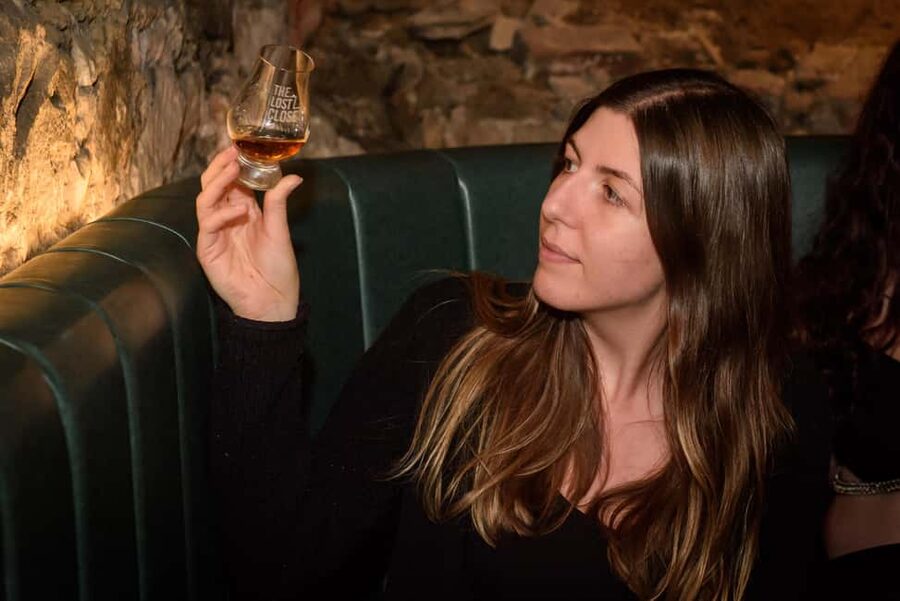 Edinburgh: Underground Vaults Tour with Whisky or Gin - Where this tour starts on the Royal Mile (and how not to miss it)