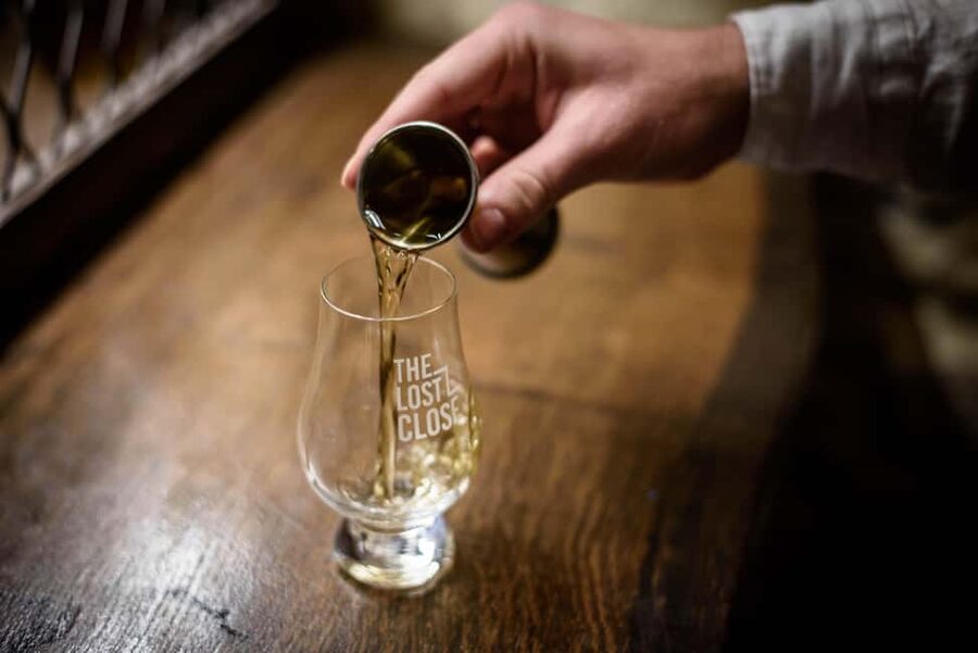 Edinburgh: Underground Vaults Tour with Whisky or Gin - Your mystery whisky (or gin & tonic): how the tasting works