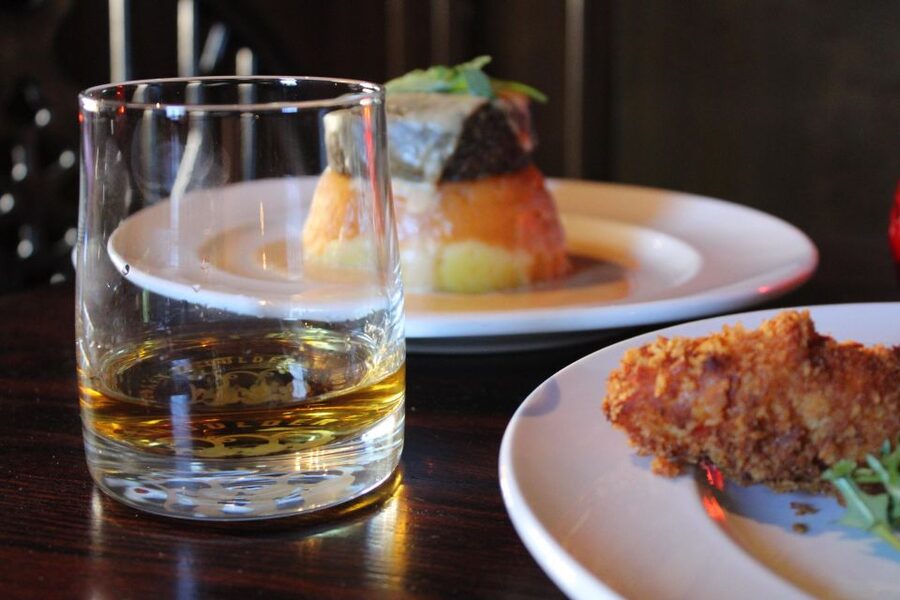 Edinburgh: Whisky Tasting in one of the oldest pubs - Why this whisky flight feels worth your time