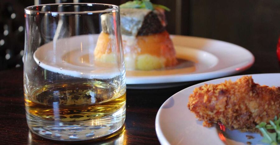 Edinburgh: Whisky Tasting in one of the oldest pubs - Inside the Tolbooth Tavern: a pub with real roots
