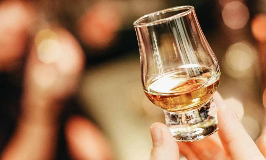 Edinburgh: Whisky Tasting with History and Storytelling - Hot Toddy and the Royal Mile-adjacent vibe