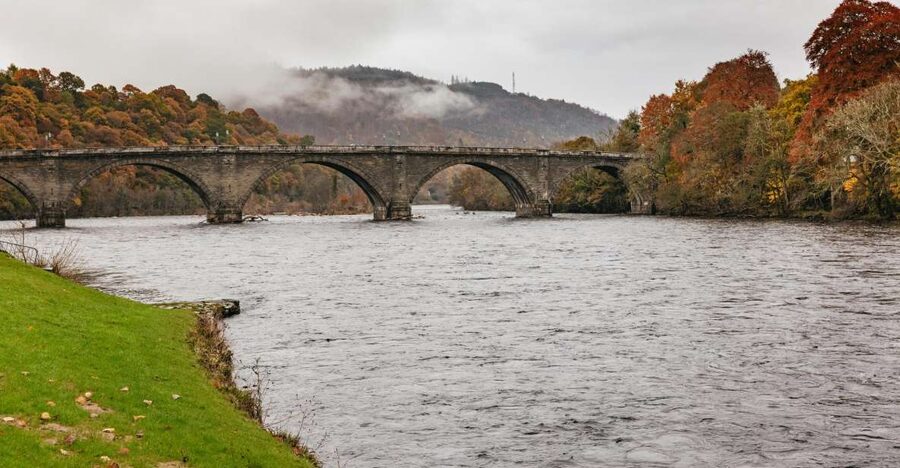From Edinburgh: Scottish Highlands Tour with Whisky Tasting - The drive north: Queensferry Crossing and the switch from Lowlands to Highlands