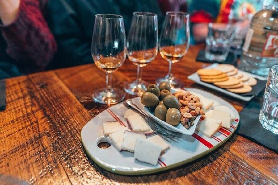Louisville: 3-hr Walking Bourbon Tour with Paired Dishes - Stop 1: Meeting at The Last Refuge and setting up the palate
