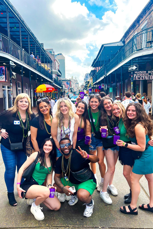 New Orleans: Guided Bourbon Street Bar Crawl with Shots - The short finish: spirits stop, sightseeing, and a quick photo moment