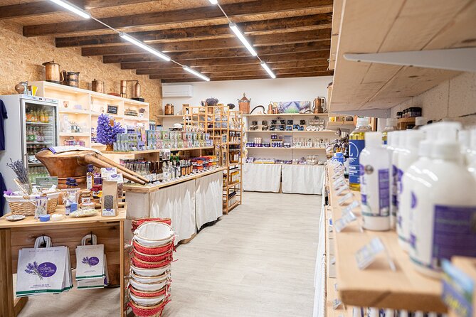 Tour Guide of an Essential Oil Distillery in the Drôme - The olfactory workshop: fine lavender, lavandin, and aspic