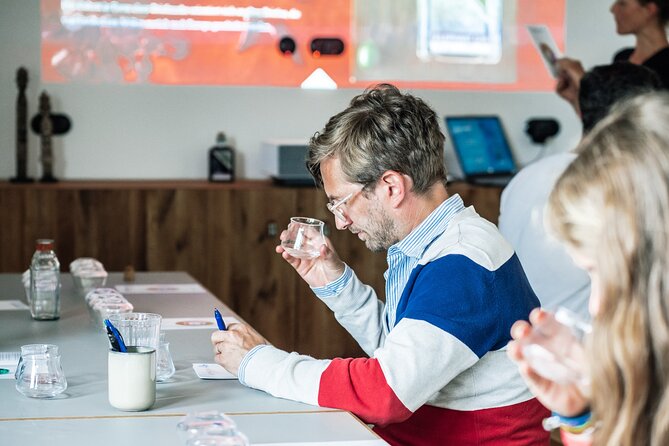 Wittenburg: Elephant Gin's Distillery Tour near Hamburg - African botanicals up close: the smell-and-touch lesson